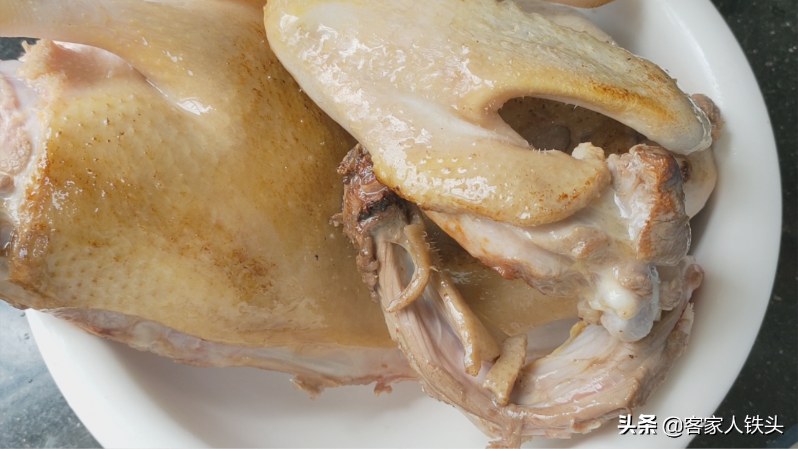 中秋节待客，试试鸭肉一个特色做法，传统味道酱香十足，漂亮好吃