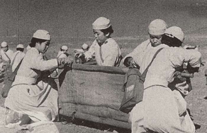 漂亮女护士冒死救下失血小战士，22年后，护士才