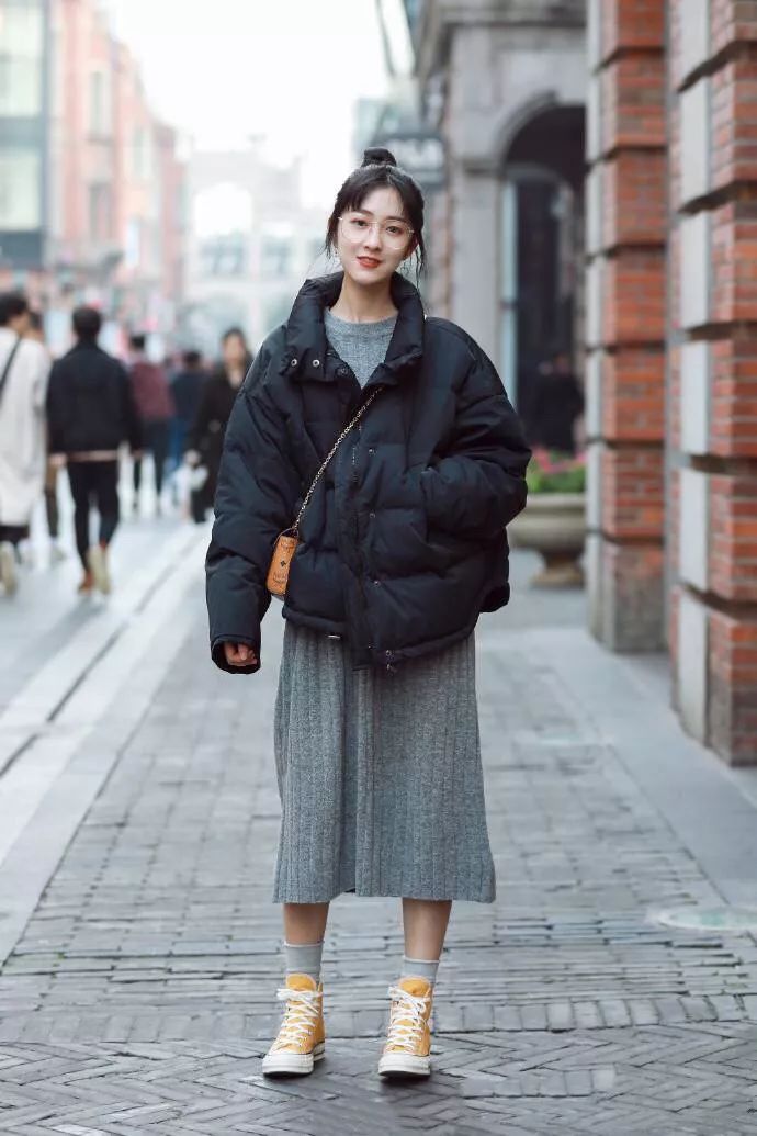 还在规规矩矩地穿羽绒服吗？这五款穿法让你成为街拍女神！