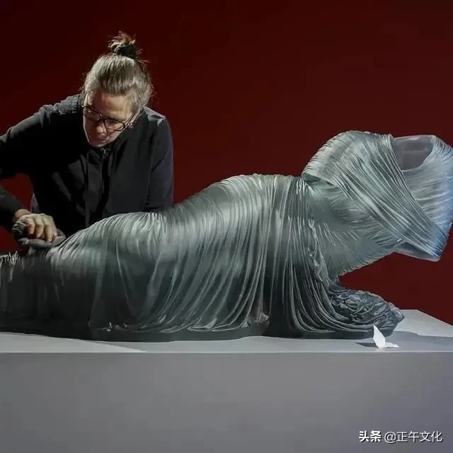 盐设计 · 为展现女人最美的时刻,她用500磅玻璃做成婚纱