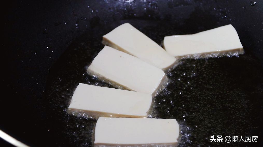 茄子和豆腐放在一起煮，會碰撞出什麼美味，天涼了就愛吃砂鍋菜