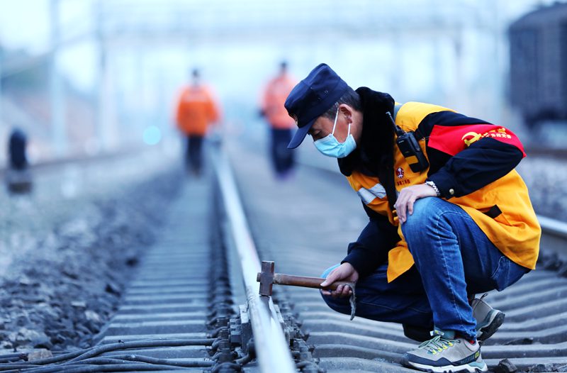 武铁麻城工务段职工给钢轨“看病”战春运