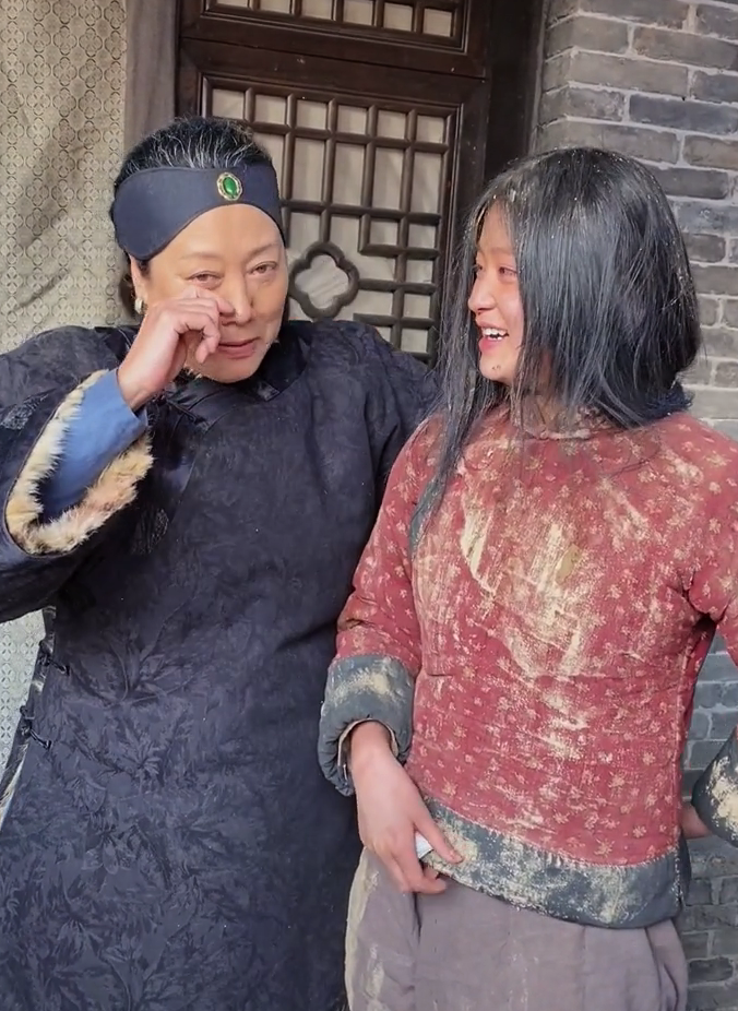 老戏骨王丽云拍戏连扇小演员6巴掌，打到脸通红