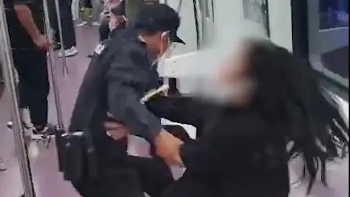 随衣服一同扯下的还有文明的体面