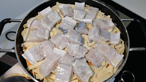 It costs 300 yuan to eat out of the stew pot, and you can do it at home for 100 yuan. Novice kitchen personnel can also make it.