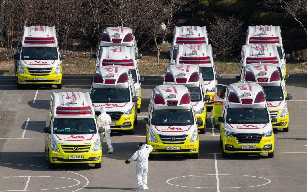 数千辆巴士堵白宫？福奇说出真相，反遭特朗普