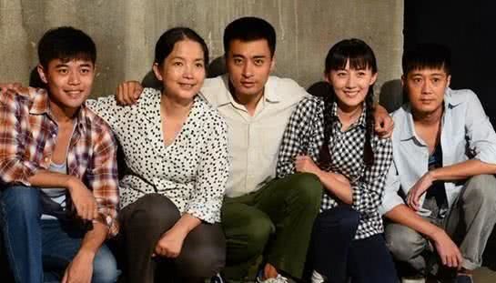 公公婆婆都是著名演员，可她出道多年而不红，