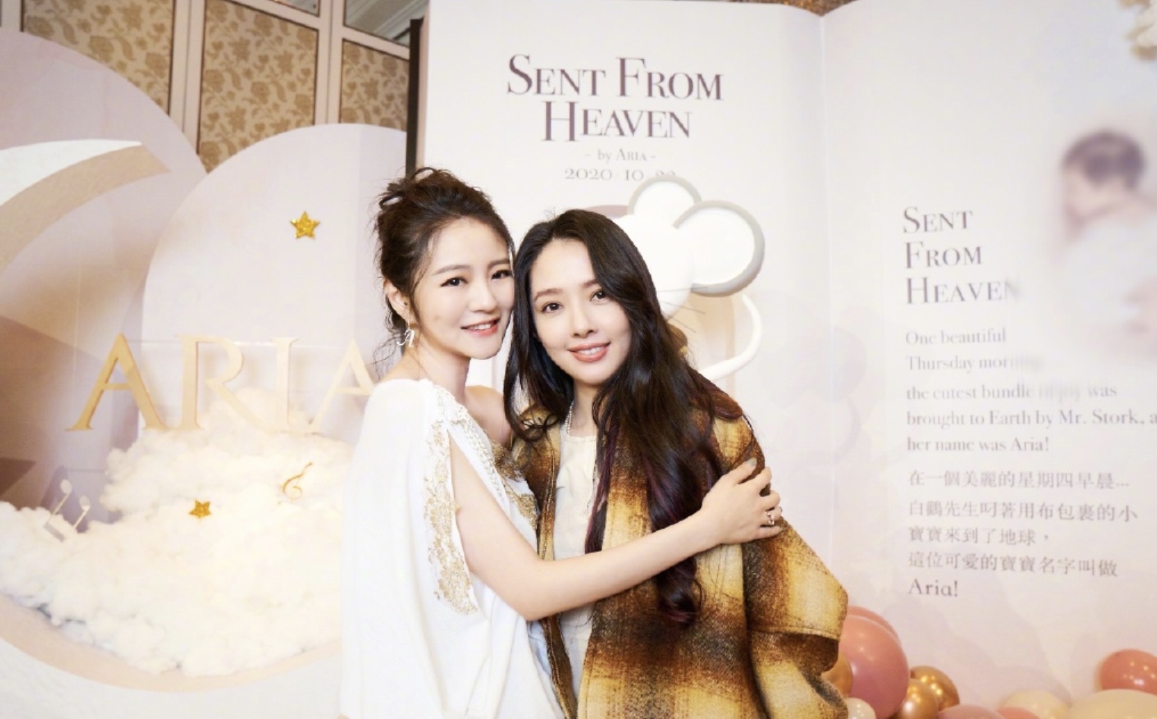 安以轩晒照为女儿庆双满月，一人抱俩妈妈力max，兄妹长相相似