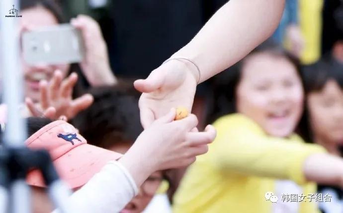 儿童节活动上，收到小朋友送的花生后，兴奋了的女团爱豆