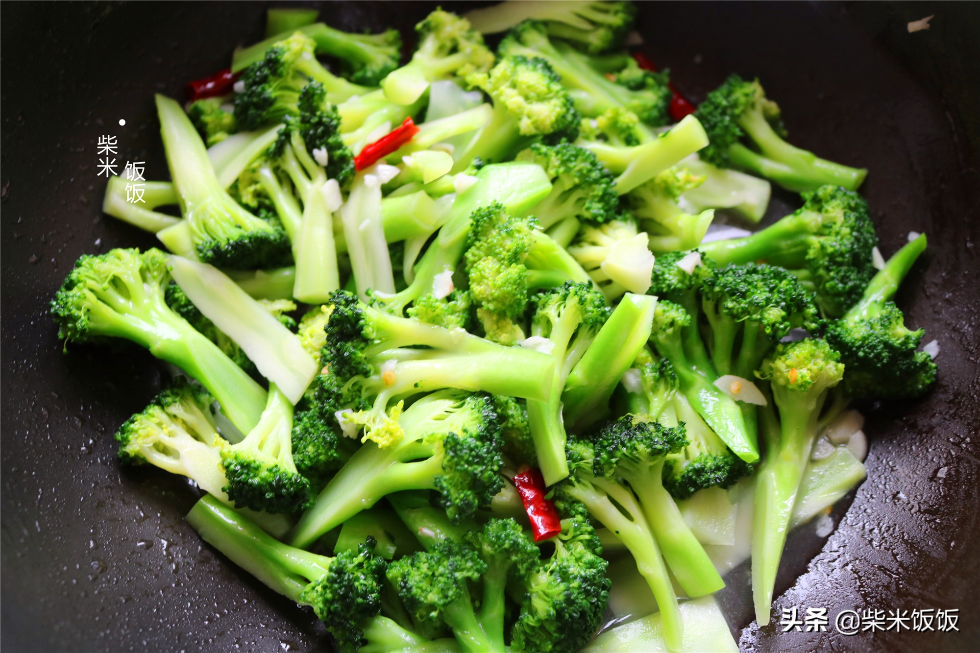 西兰花好不好吃？试试这做法，只用4种调味料，脆嫩爽口吃不够