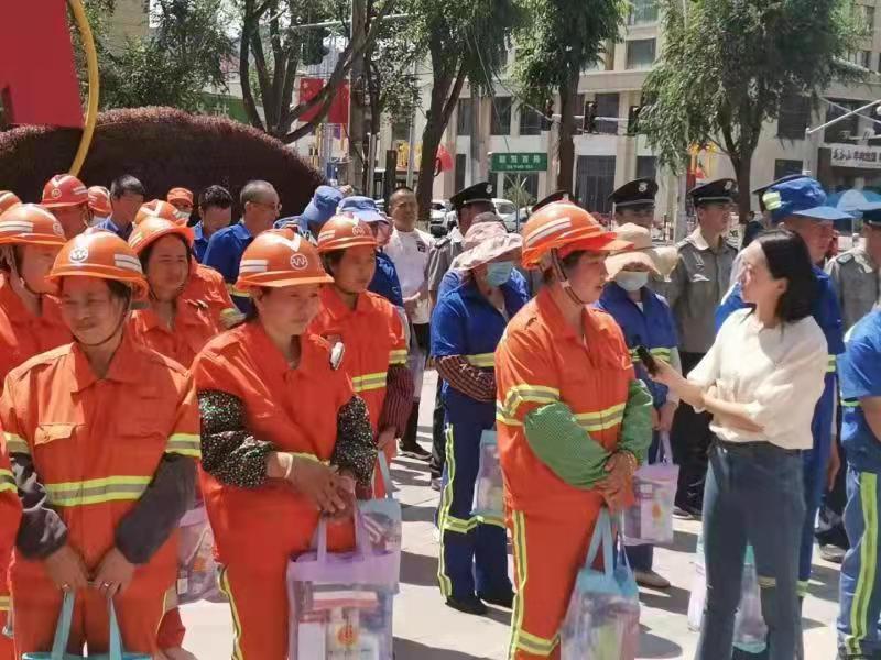 西宁市城北区总工会 高温一线送清凉 促进职工安全与健康