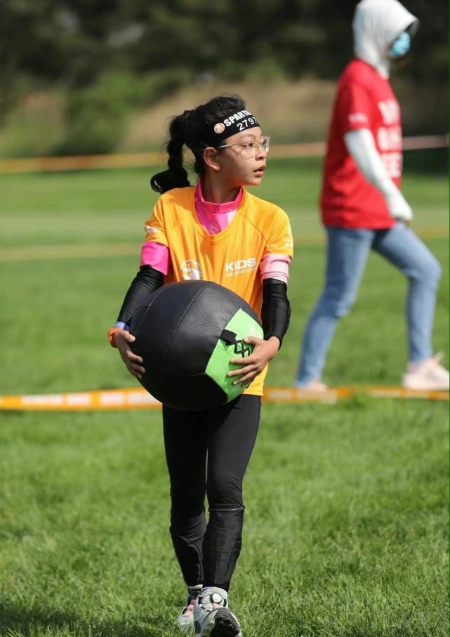 諾一跟霓娜參加障礙賽，劉燁曬照稱名次不重要卻驕傲曝女兒得第一