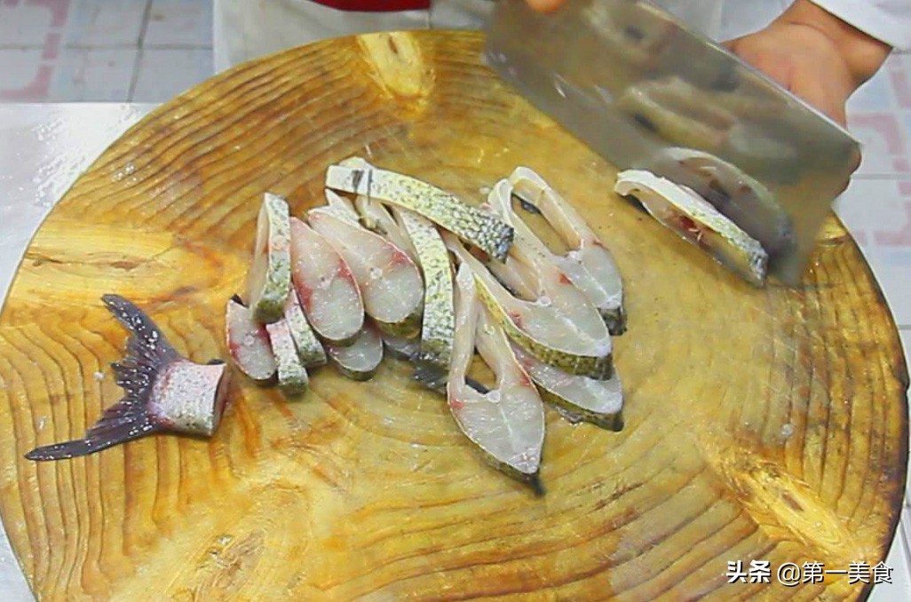 图片[3]-厨师长分享剁椒武昌鱼的做法口感细腻 香辣美味 又是一道待客菜-起舞食谱网