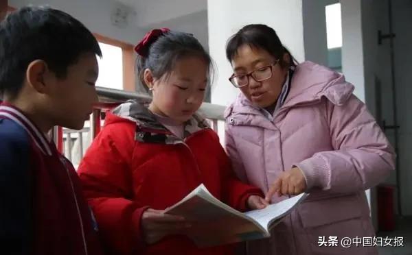 發(fā)現(xiàn)學(xué)生遲到，老師一個舉動救兩人