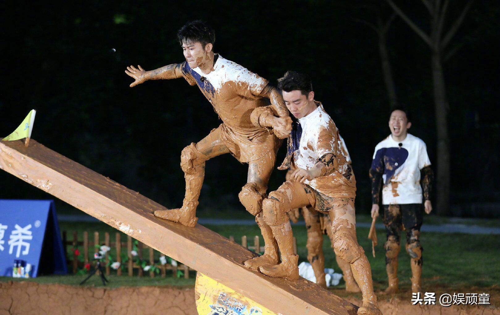 Baby节目中吃零食，看到一旁李晨、黄明昊，真当