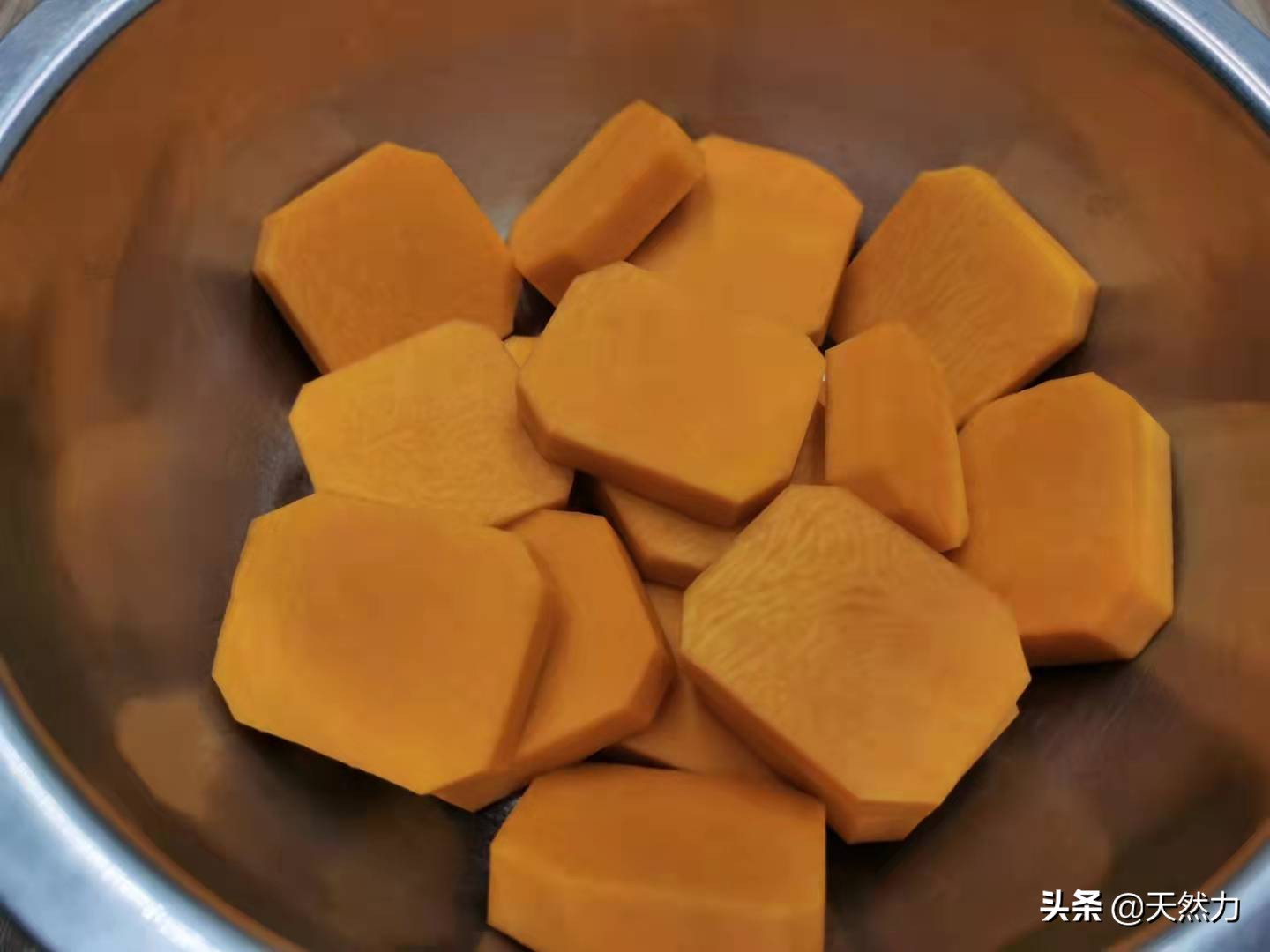 在家也能轻松做出广东名菜蛋黄焗南瓜，详细经验干货做法，收藏了