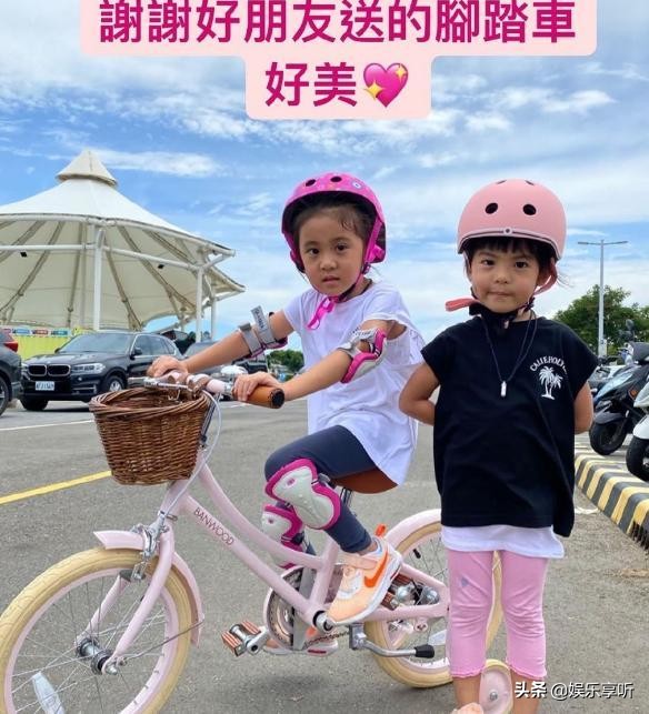 梧桐妹与两个妹妹合影，咘咘调皮做鬼脸，波妞笑到眼睛眯成一条缝