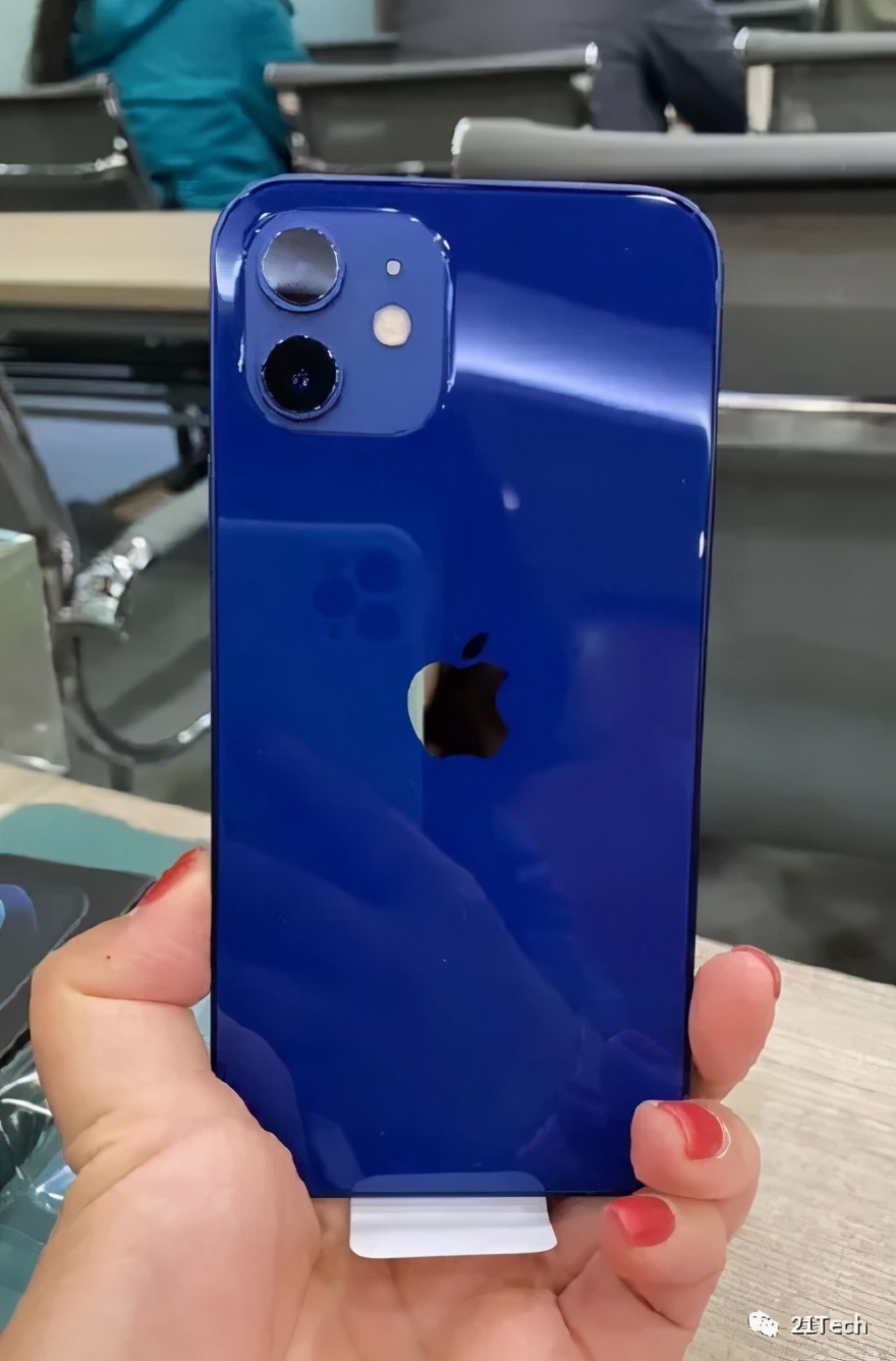 我从未见过iPhone12这么“接地气”的蓝色