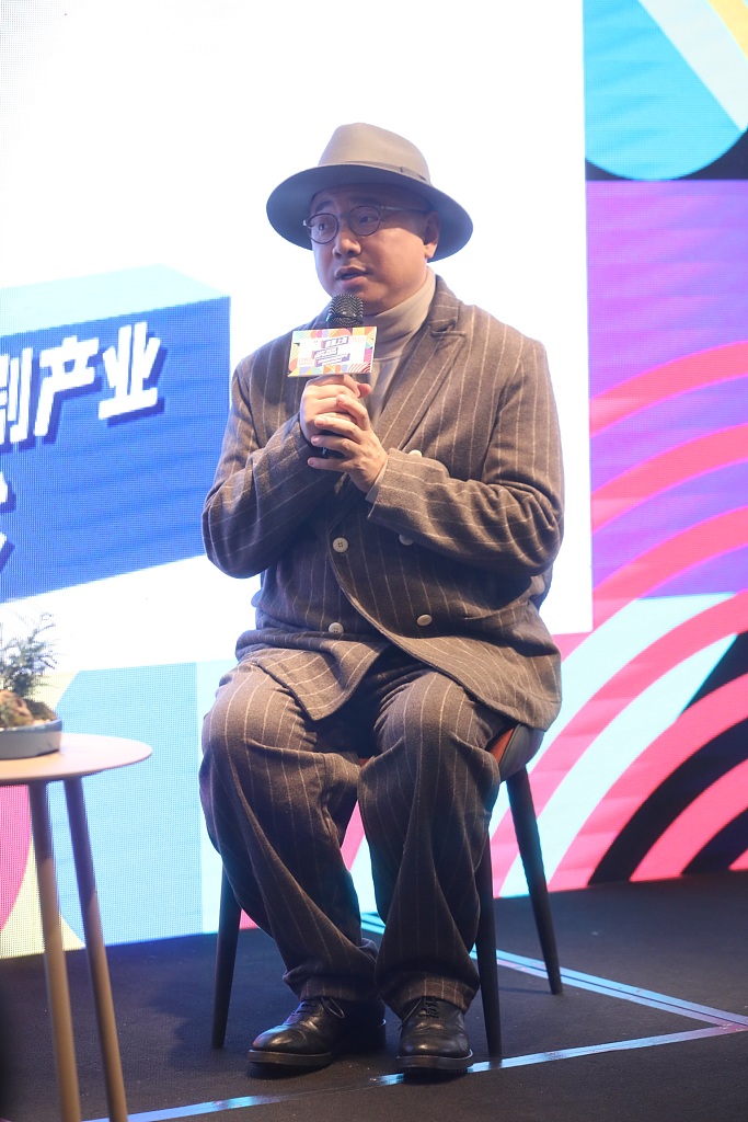 48岁徐峥又胖了？脸蛋赘肉明显胖到没脖子，戴圆帽遮光头显憨态