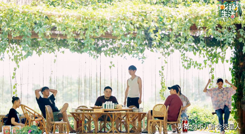 《向往5》没播就让人失望，黄磊塞两位后辈进组，何炅偏心彭昱畅