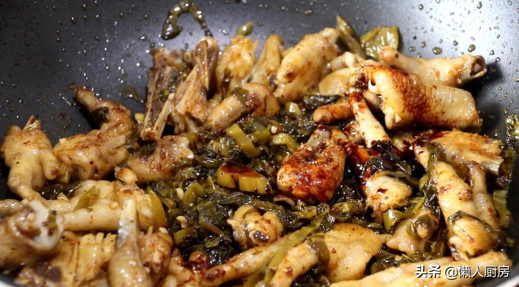 这是鸡爪的新做法，配上一点酸菜，开胃下饭，酥烂脱骨