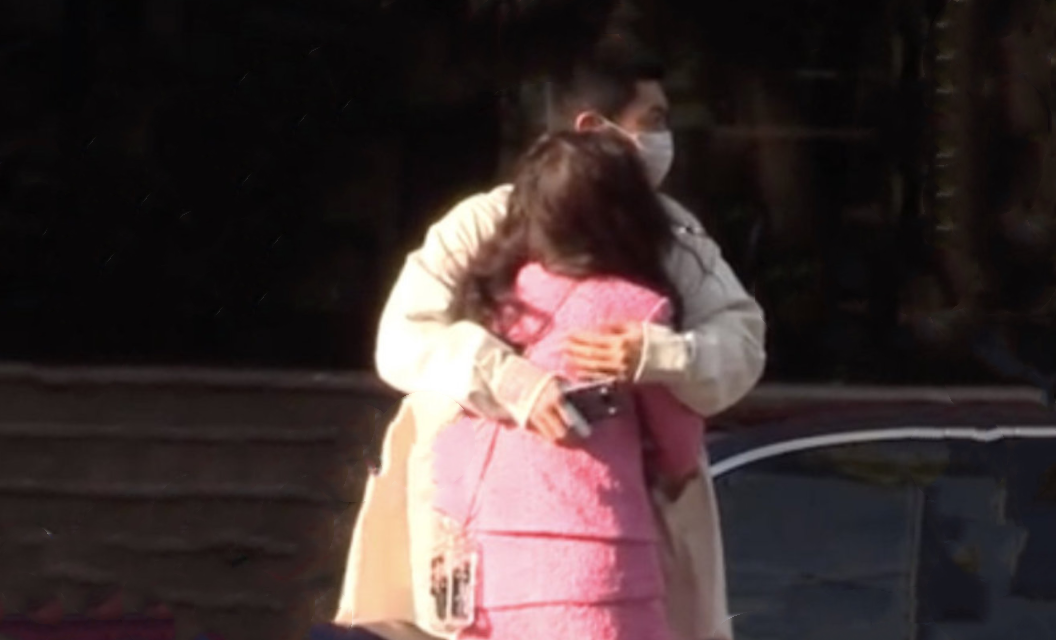 杜江夫婦在街邊等車，霍思燕投進老公懷裡取暖，感情恩愛羨煞旁人