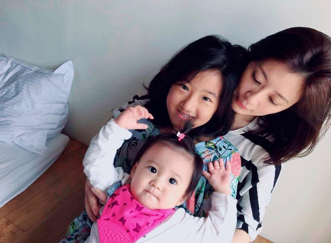 梧桐妹曬全家福身高已超賈靜雯，咘咘波妞穿搭太老氣全靠顏值支撐