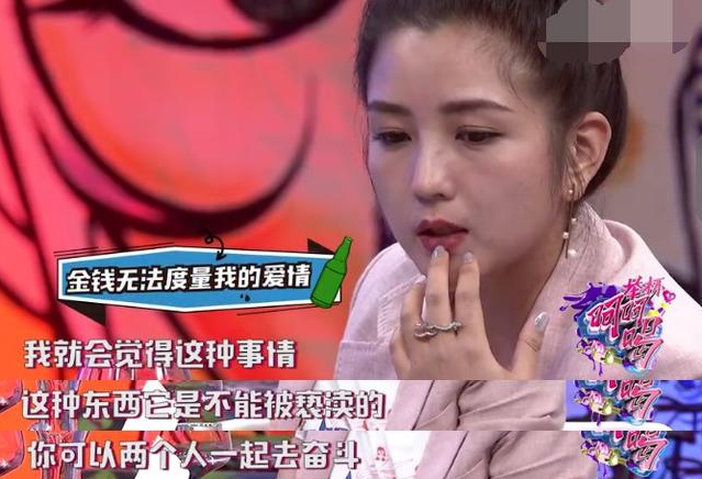 何洁直播哭诉三个月没工作，养不起四个孩子了，网友清一色：活该