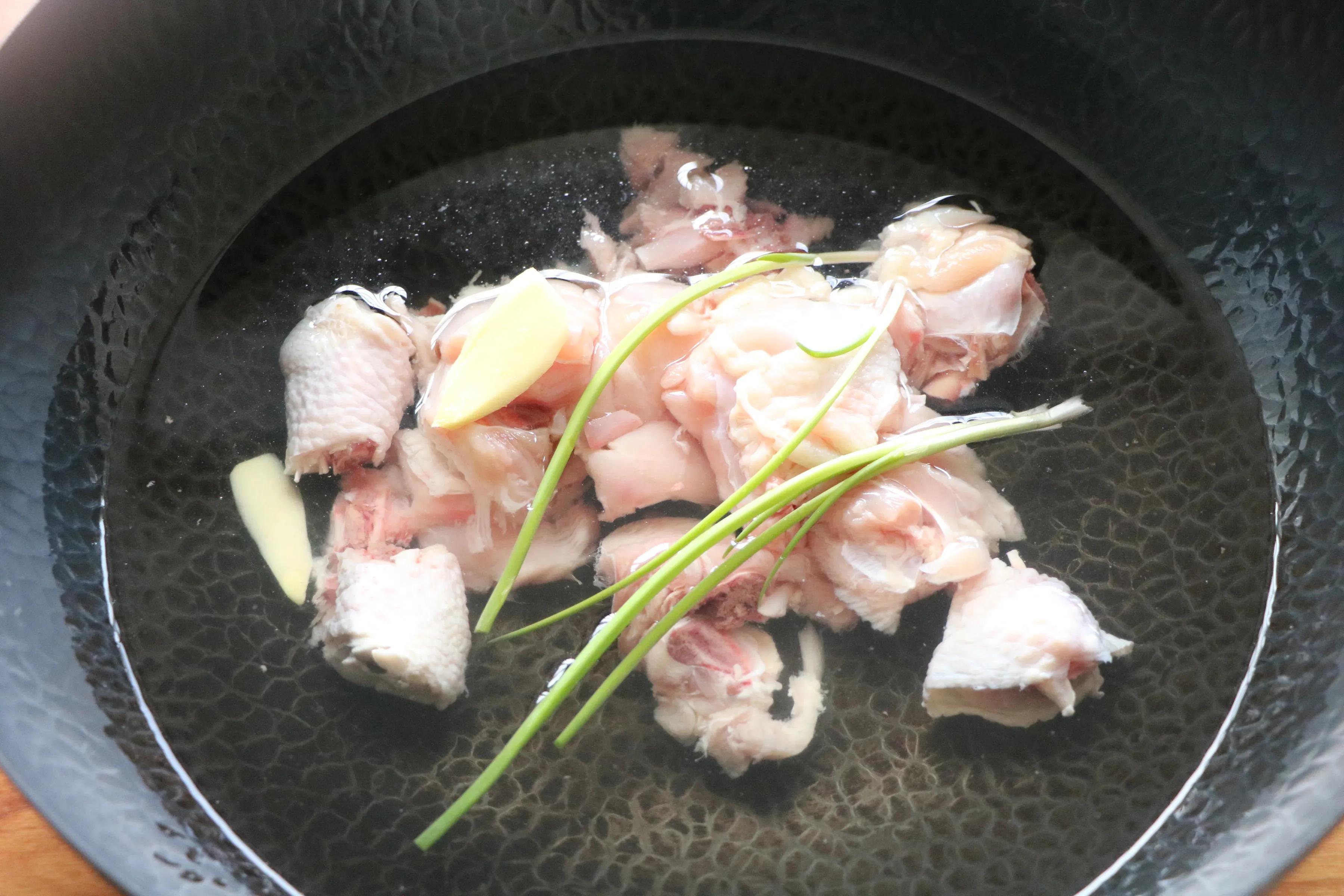 鸡腿肉炖胡萝卜蘑菇，秋季可以常吃的家常菜，营养丰富，食材简单