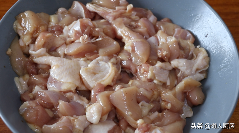 炸鸡裹面包糠不好吃，试试我这种做法，外酥里嫩，配九层塔吃着香