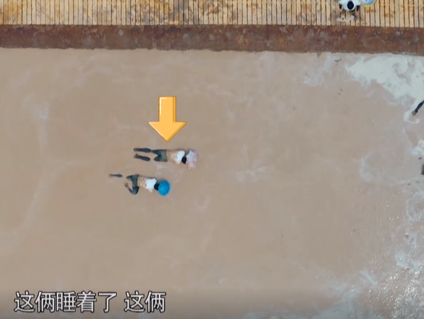 《奔跑吧》最不怕脏的嘉宾，玩游戏全程趴在泥水里，比郑恺还狠