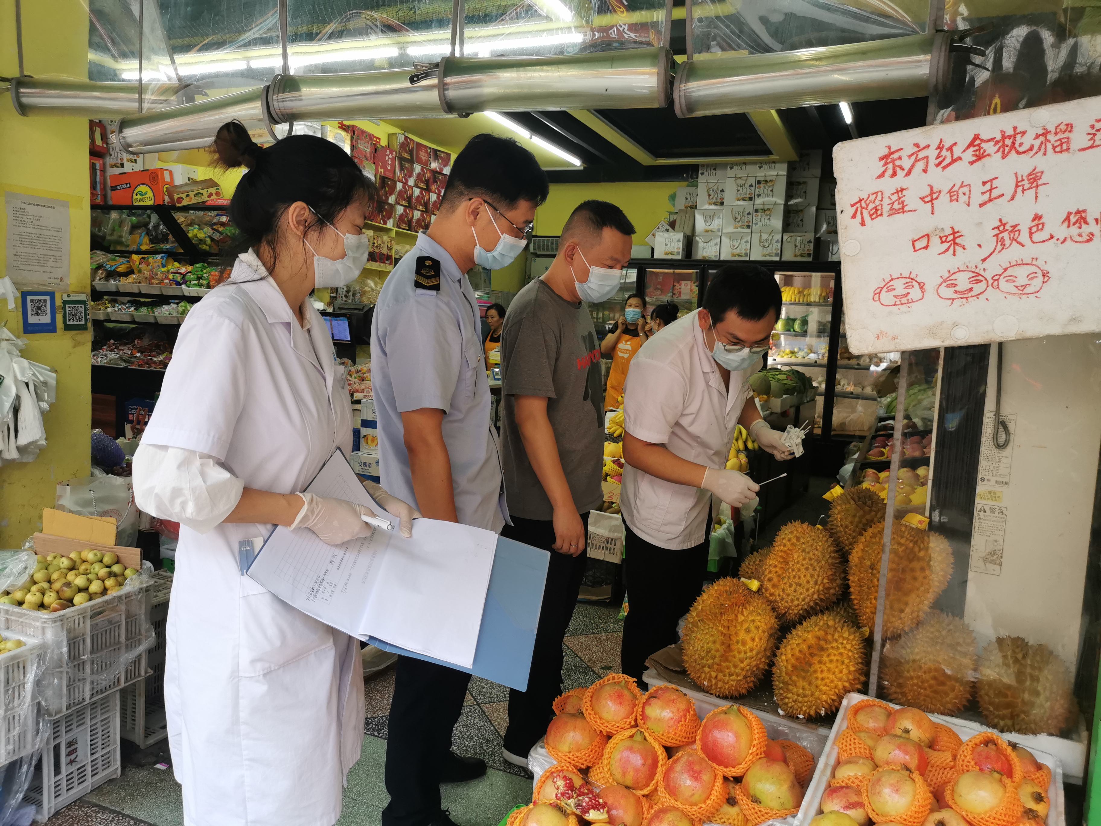 保障群众"果盘子"猇亭区市场监管局开展进口水果专项检查