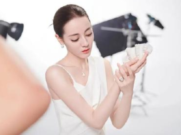 原来热巴穿婚纱这么美！全身肤色白得发光，“S”形身材A爆全场