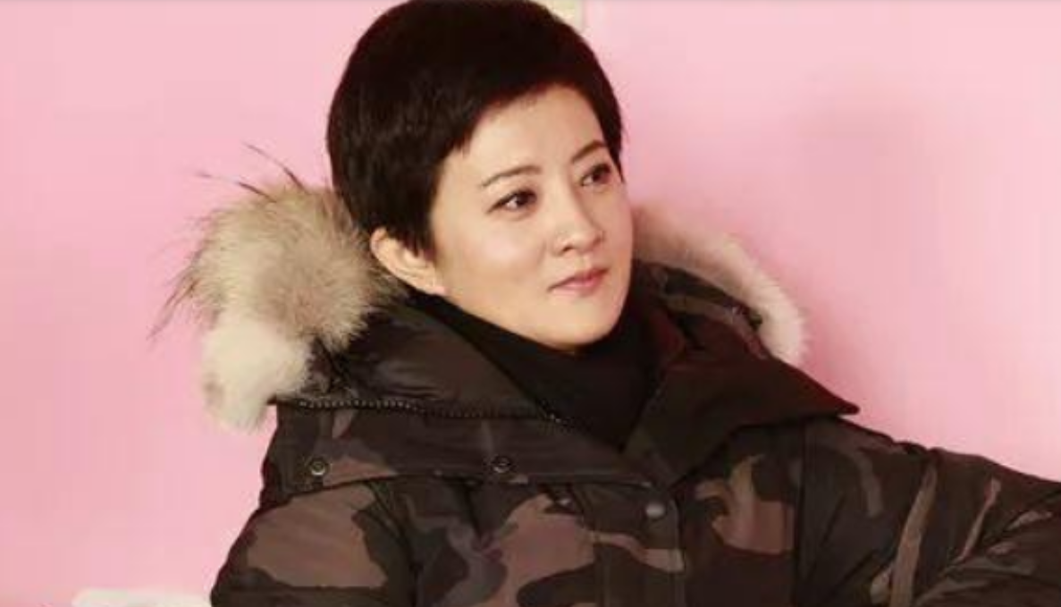 40岁金铭瘦到脱相，北大毕业后保持单身，化浓妆搞怪让人认不出
