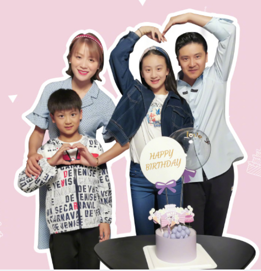 田亮指导女儿跳高，12岁森碟身高赶超爸爸，腿部肌肉线条抢眼