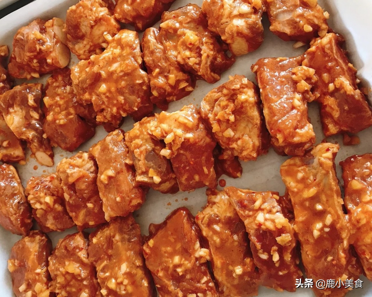 老父亲惯用的蒜香排骨“腌制配方”，外酥里嫩，蒜香十足，真美味