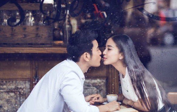 黄晓明的坚持，自己选的老婆，咬着牙也要撑到