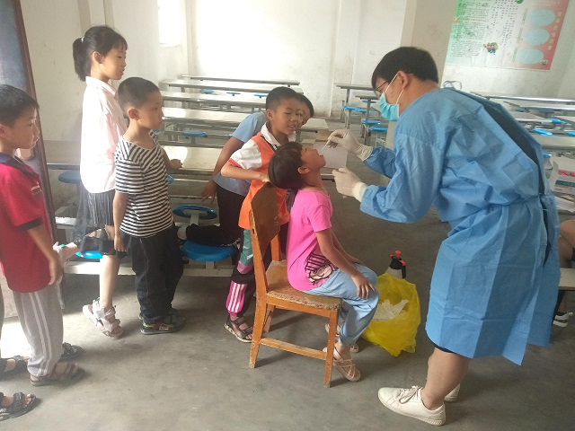 湖北省宜城市刘猴防疫站对所辖学校师生进行核酸抽检
