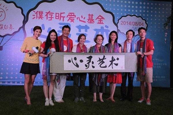 67岁老艺术家濮存昕，驼着背为学生讲课！女儿结