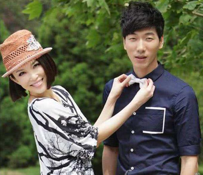 13岁天天与张亮同框，身高接近1米8，穿西服颜值