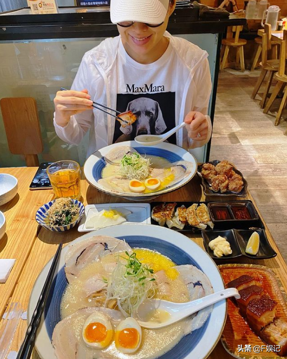 李乘德帶胡杏兒出去吃美食坐完月子首次外出的胡杏兒露開心笑容