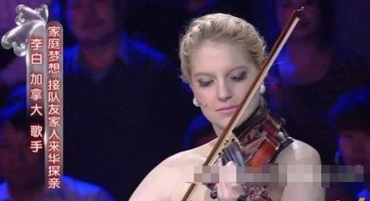 撒贝宁外国妻子晒亲吻照，穿露背紧身裙秀身材