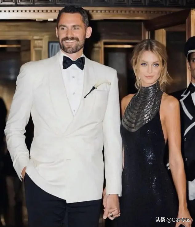 Happy blessing cummer is junior become famous, with former love each other old, like Le Fusong's dog now