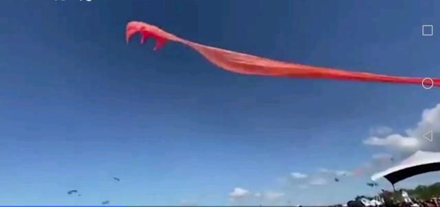 好悬！女童风筝节不慎被风筝尾部缠卷飞至半空中，下面尖叫声一片