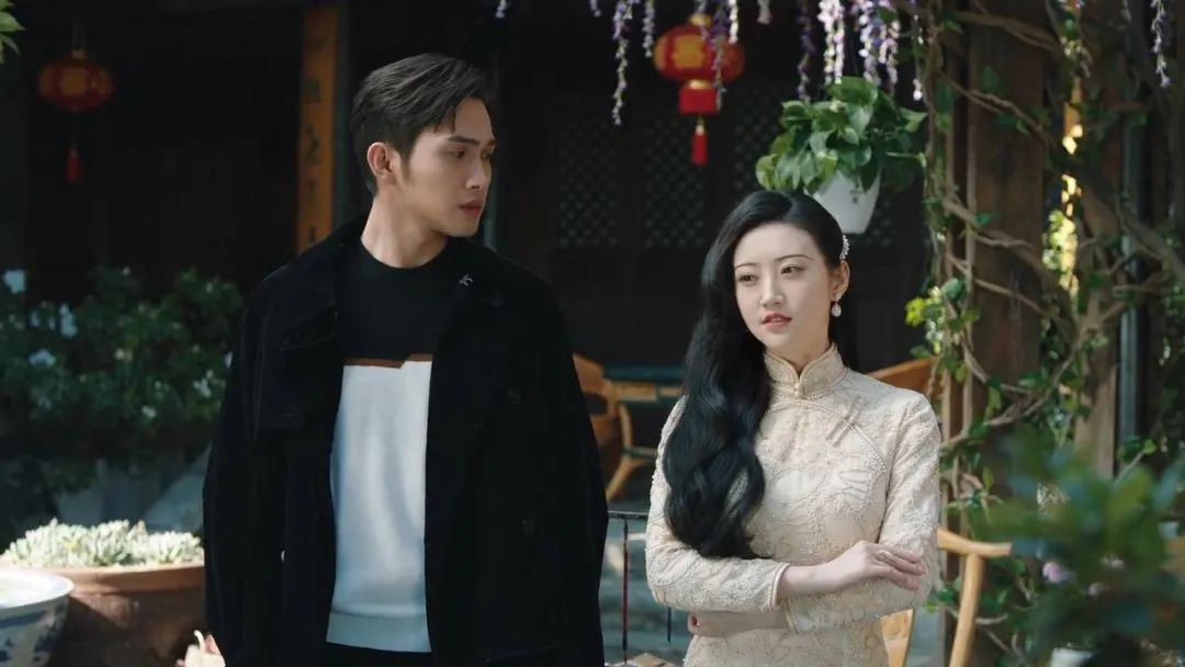 Take 19 champion repeatedly, "Hold in both hands red " 3 actors, " Si Teng " by what so " horizontal " ? 