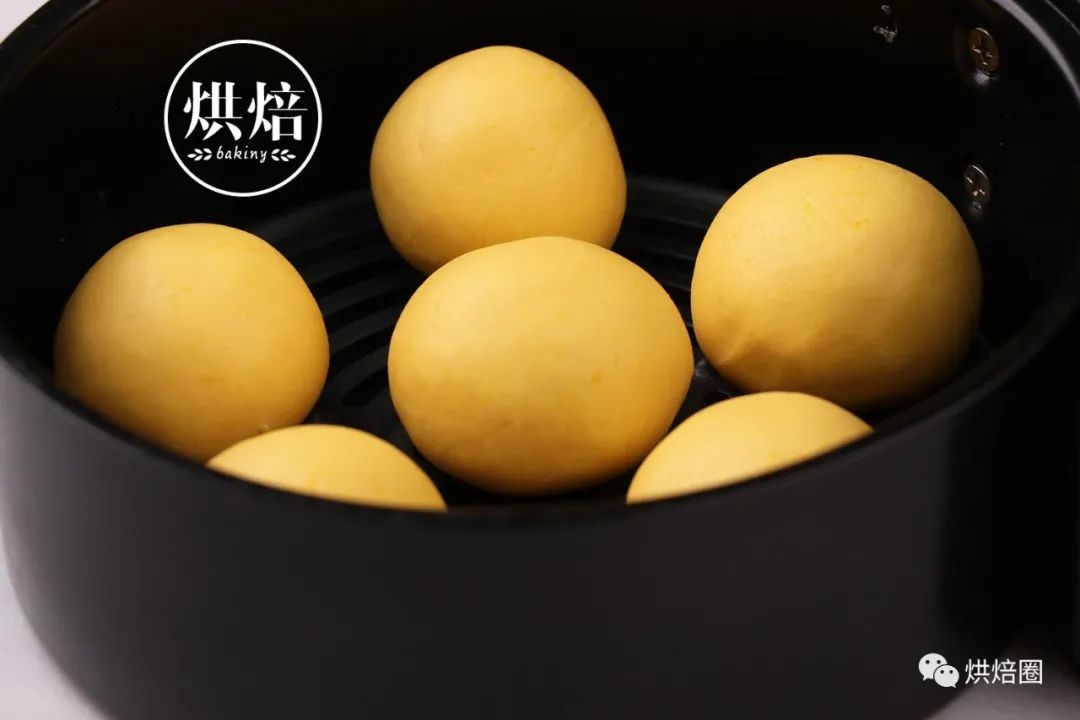 无油脆皮南瓜球 脆脆的淡黄色外衣 里面糯糯的能拉丝 巨好吃