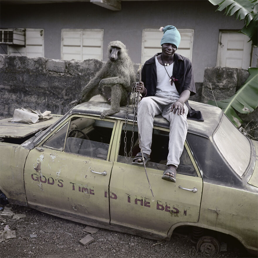 他拍下非洲的白化病人、盲人、艾滋病患者、老