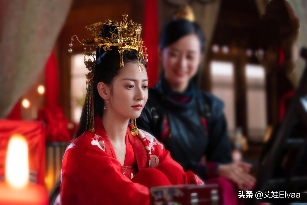 陈钰琪与“张无忌”曾舜晞同框唱歌，穿吊带裙美成焦点，看服我了