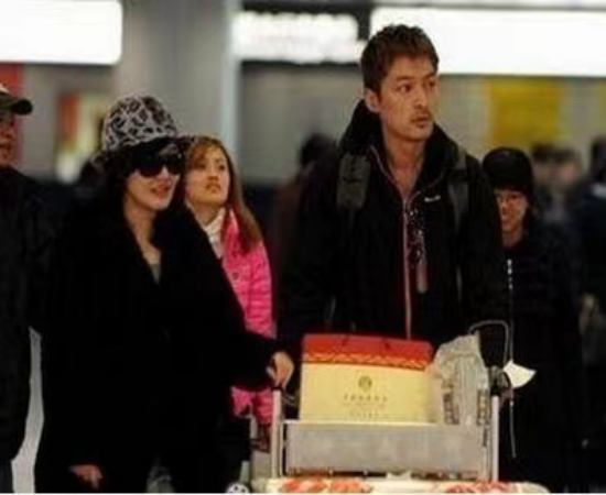 胡歌与薛佳凝时隔12年后再同框，昔日恋人笑容灿