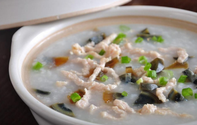 做皮蛋瘦肉粥，3样一起煮就错了，广州阿姨教4招，香浓黏稠，好喝